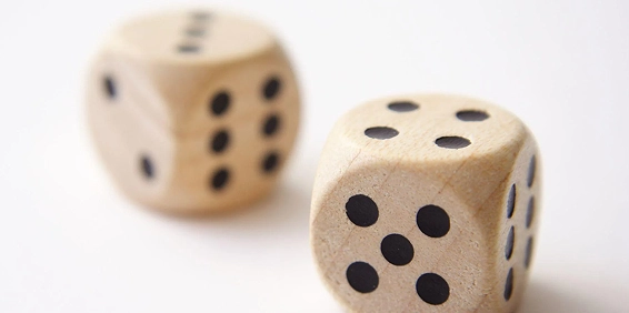 twee dobbelstenen op tafel bij bordspel