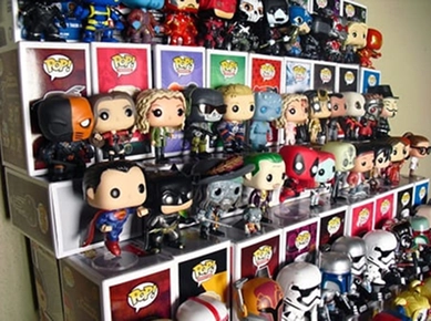 verzameling funko pop figuren op planken