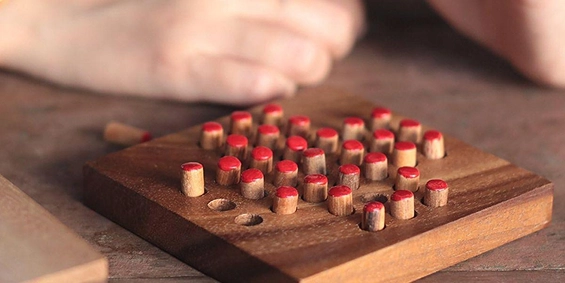 close-up van houten strategisch bordspel met speelstukken