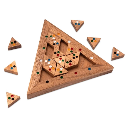 houten driehoekige puzzel met gekleurde pinnetjes en stukjes